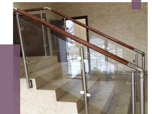 Комбинированные перила из металла и дерева в Кашире